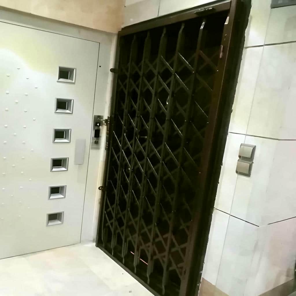 accordion-door-protection-apartment-ado عکس درب حفاظ آکاردئونی