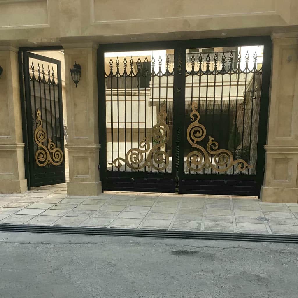 نصب درب حیاط فلزی ساده در دماوند