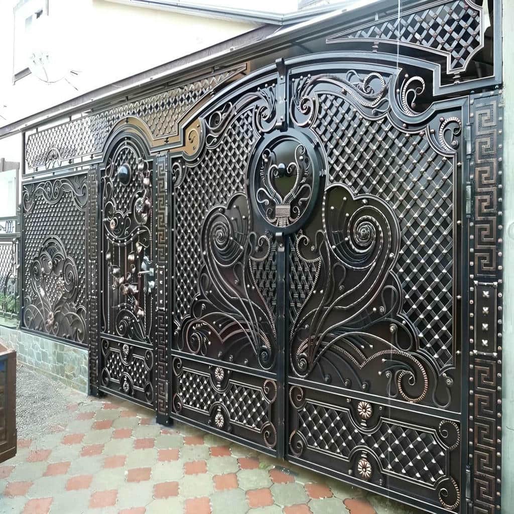 درب حیاط در همدان