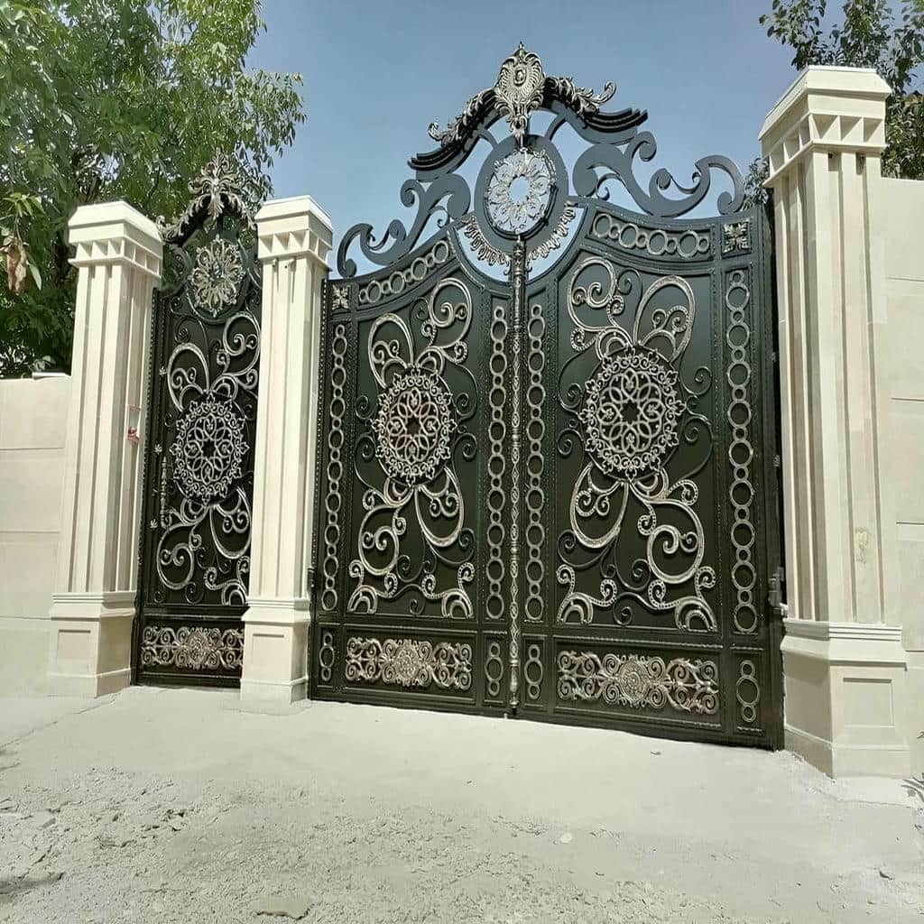 نصب درب حیاط فلزی ساده در سنندج