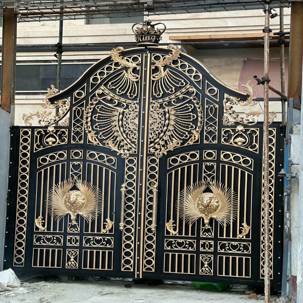 نصب درب حیاط فلزی ساده در سقز