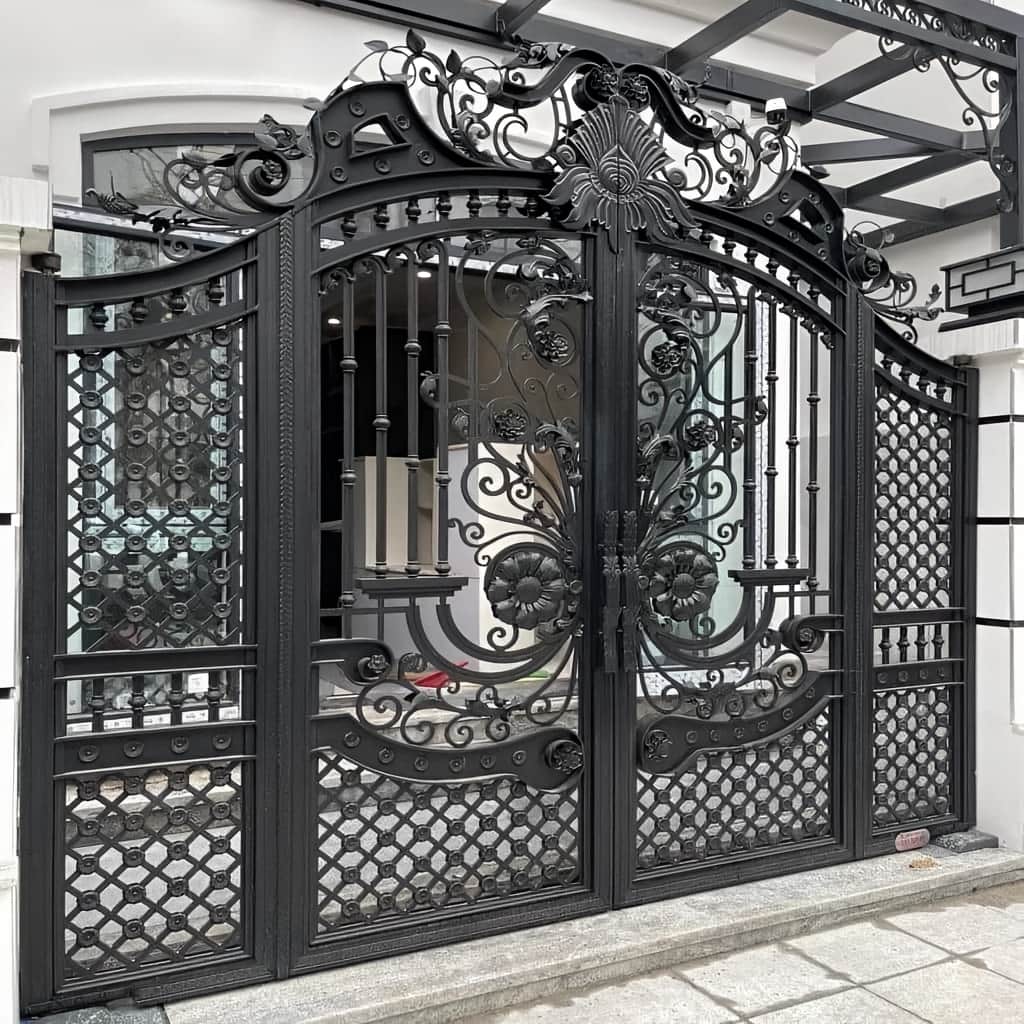 خرید درب حیاط فرفورژه کلاسیک در پرند