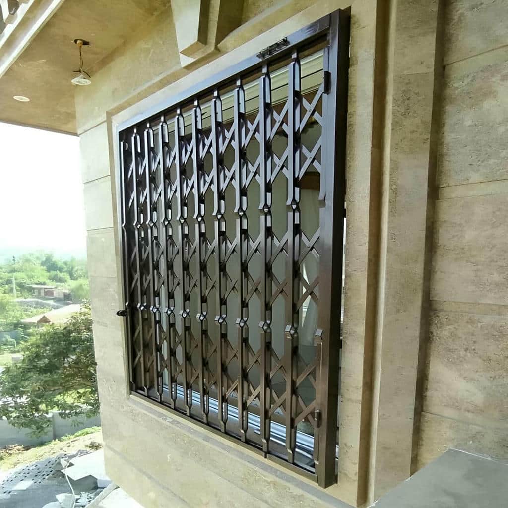 درب آکاردئونی فلزی در بندر لنگه