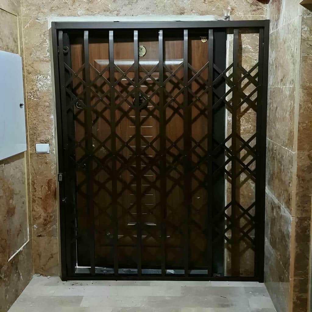 درب آکاردئونی فلزی در فیروزکوه