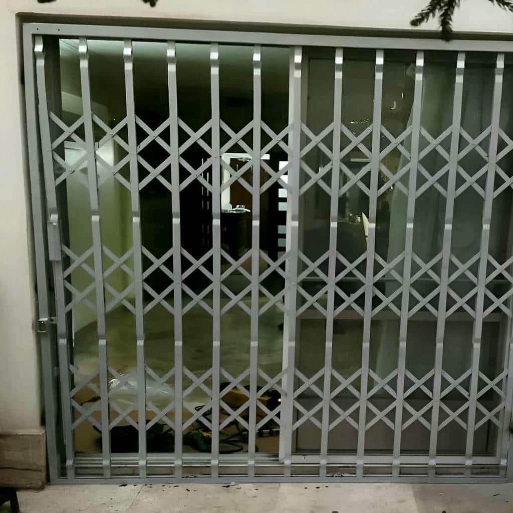 درب آکاردئونی فلزی در بندر بوشهر