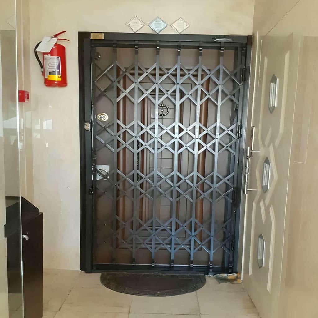 نصب درب آکاردئونی فلزی ساختار تاشونده در فیروزکوه
