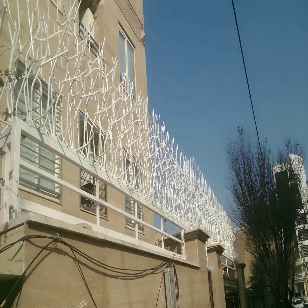 نصب حفاظ شاخ گوزنی دیوار ساختمان در قزوین