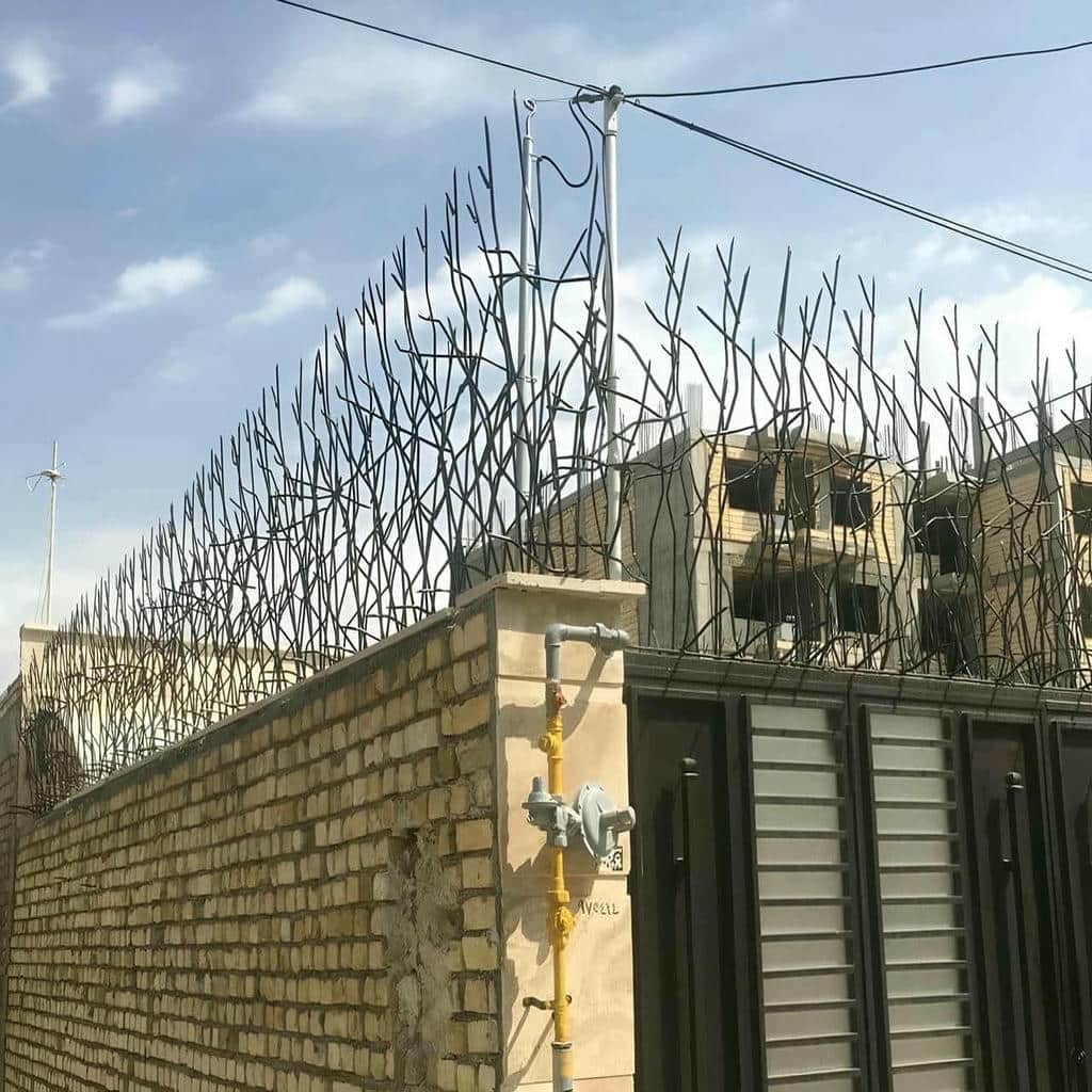 حفاظ شاخ گوزنی دیوار ساختمان در شیراز