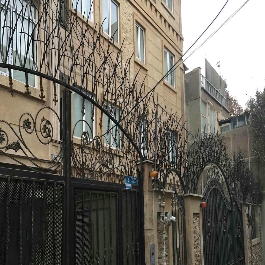 حفاظ شاخ گوزنی دیوار ساختمان در بندر بوشهر