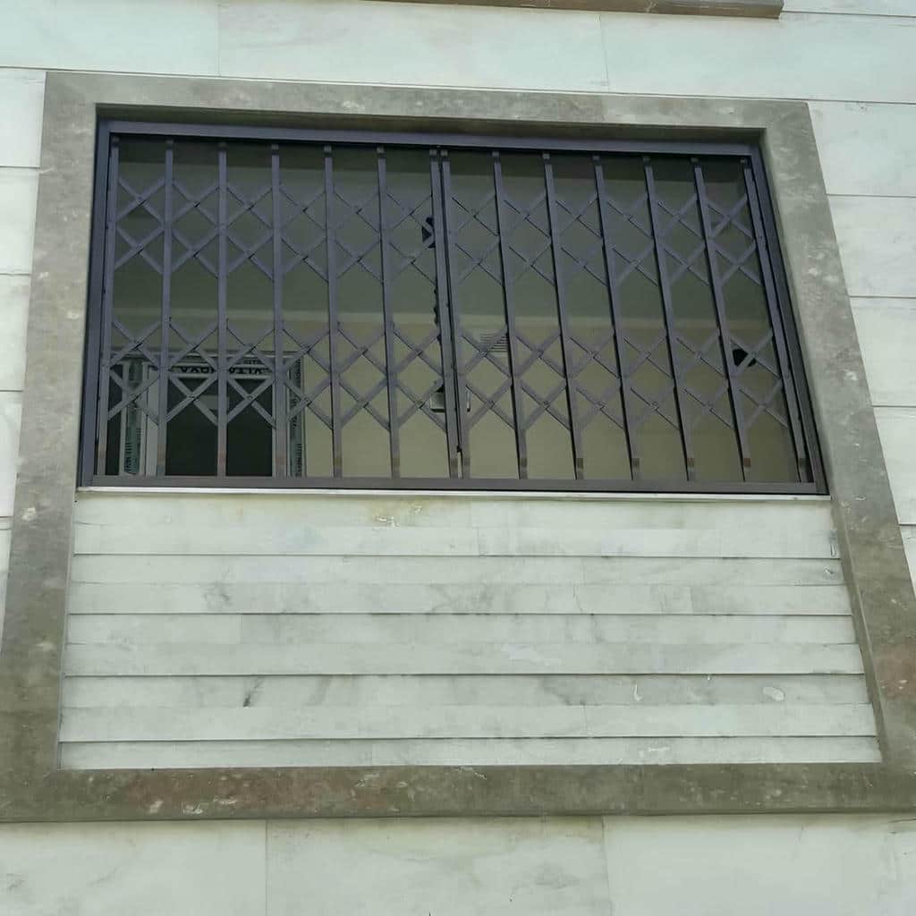 نصب حفاظ پنجره مدرن مربعی در کاشان