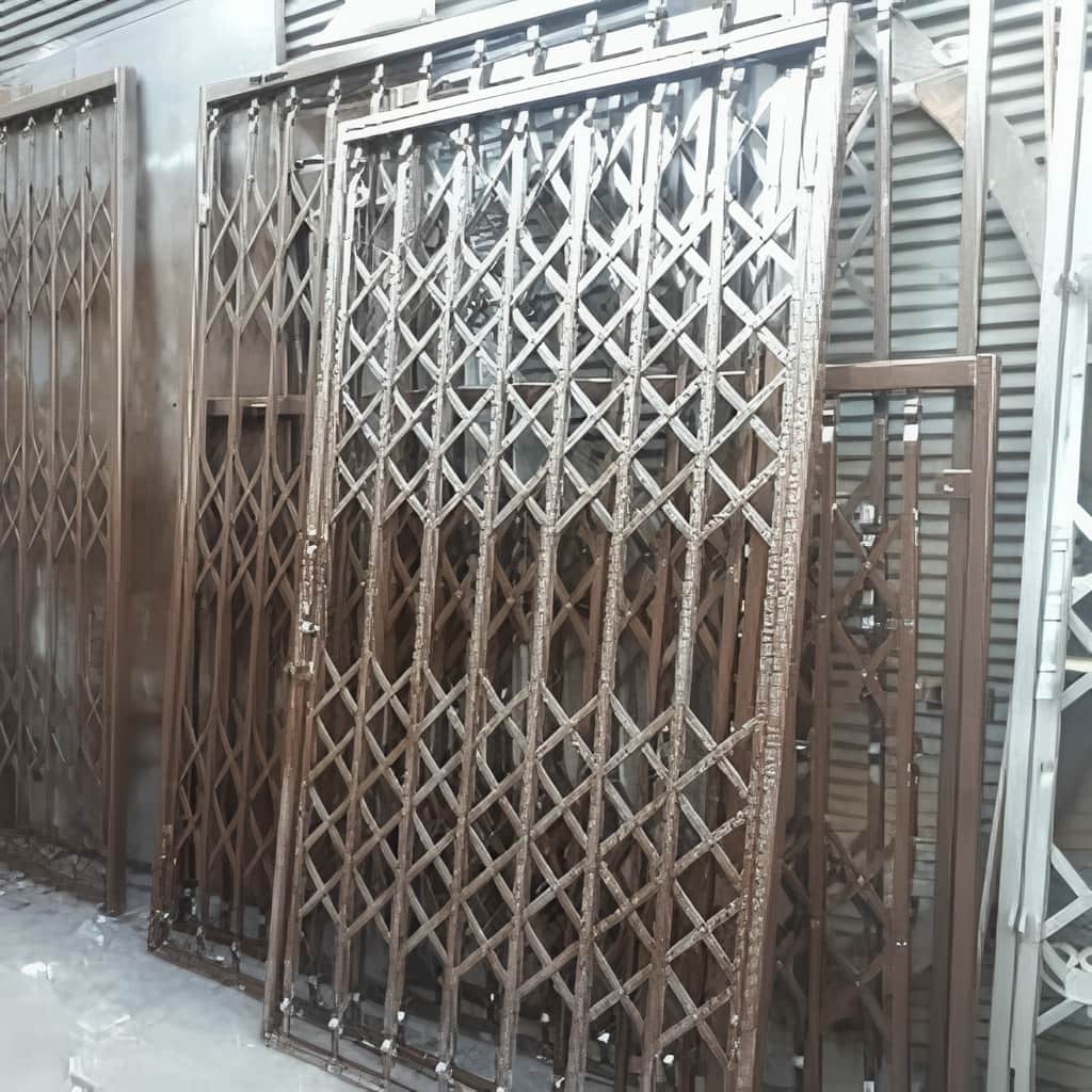 نصب حفاظ فلزی با فریم محکم و تراز