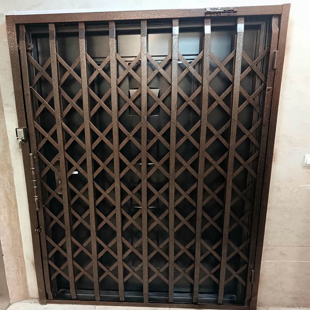 درب آکاردئونی با تعداد گل متراکم