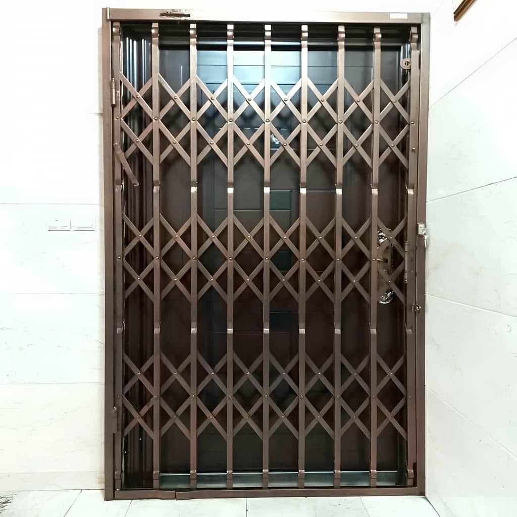 نصب قفل درب آکاردئونی با اتصال محکم به چهارچوب