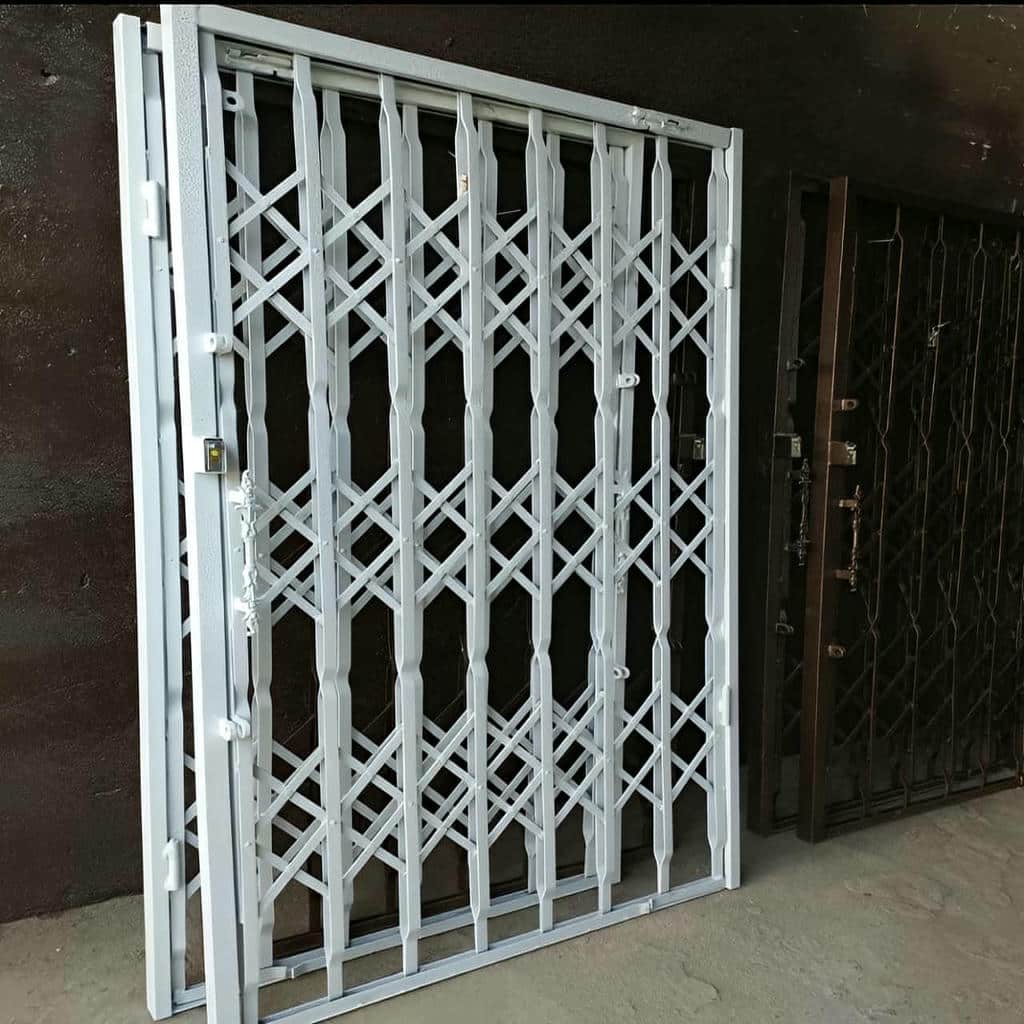 درب آکاردئونی با قفل ایمنی نصب شده