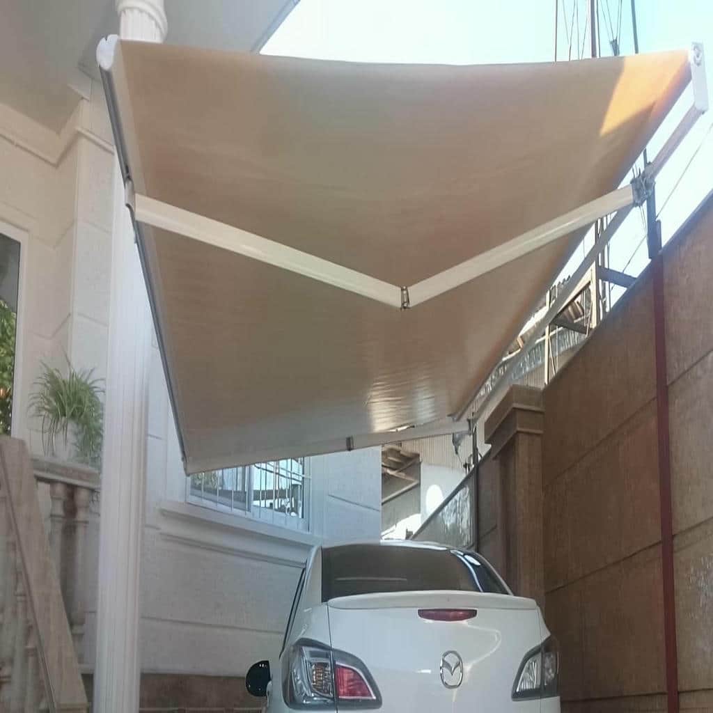 سایبان برقی با پارچه جمع شده داخل باکس سایبان برقی با پارچه جمع شده داخل باکس