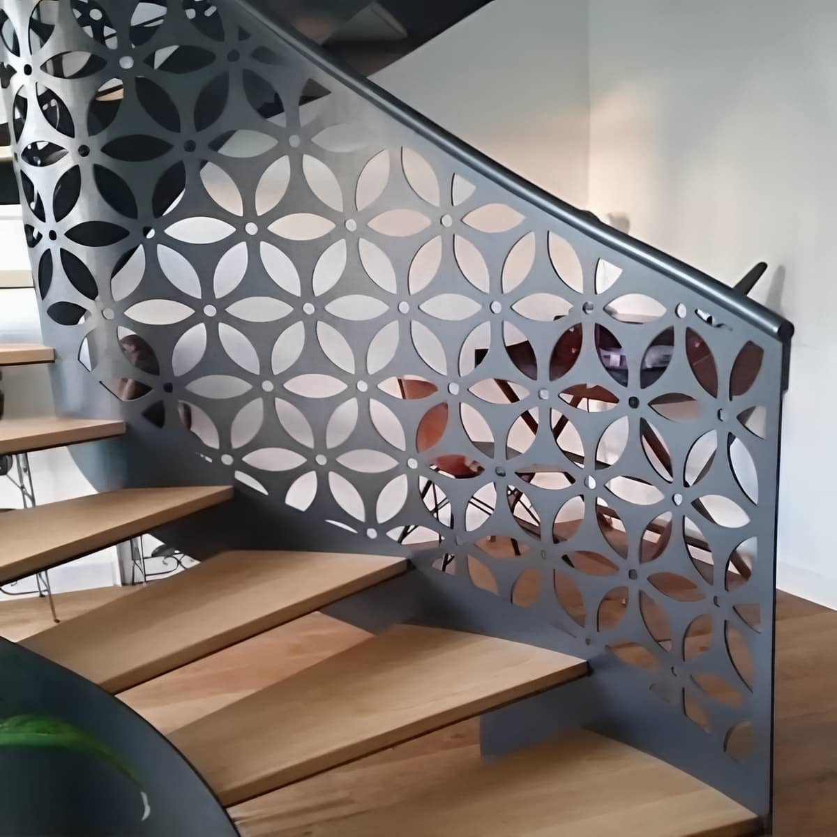 نرده CNC فلزی با الگوی هندسی مدرن نرده CNC فلزی با الگوی هندسی مدرن