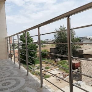 نرده استیل تراس مدرن با دستگیره براق در فضای باز نرده استیل تراس مدرن