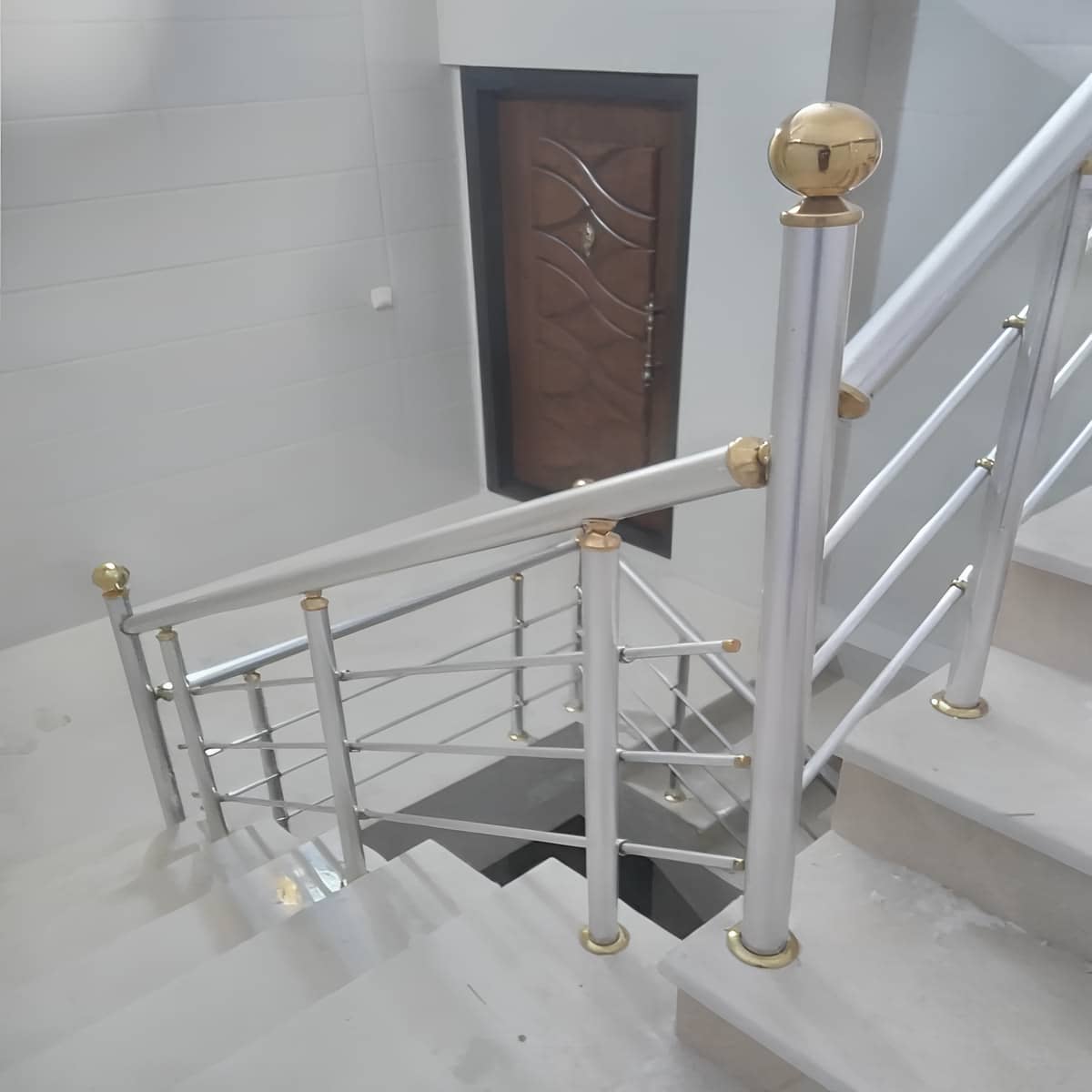 نرده استیل سفارشی پروژهای با ترکیب شیشه شفاف نرده استیل سفارشی پروژهای با ترکیب شیشه شفاف