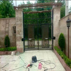 جک درب پارکینگی با موتور بازویی نصب شده روی ستون عوامل مهم مؤثر بر قیمت جک درب پارکینگی