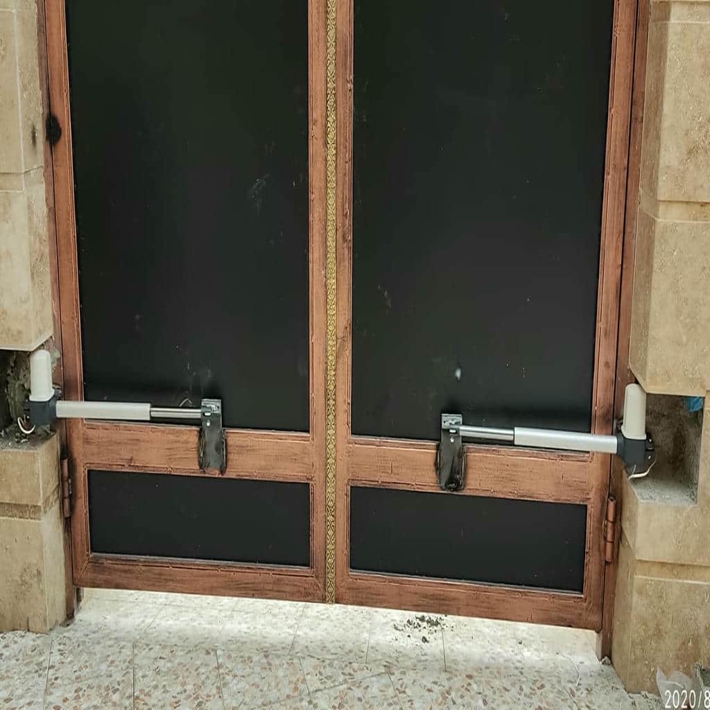 جک درب پارکینگ با سیستم یو پی اس و باتری اضطراری کنار برد فرمان جک درب پارکینگ هنگام قطعی برق با سیستم UPS
