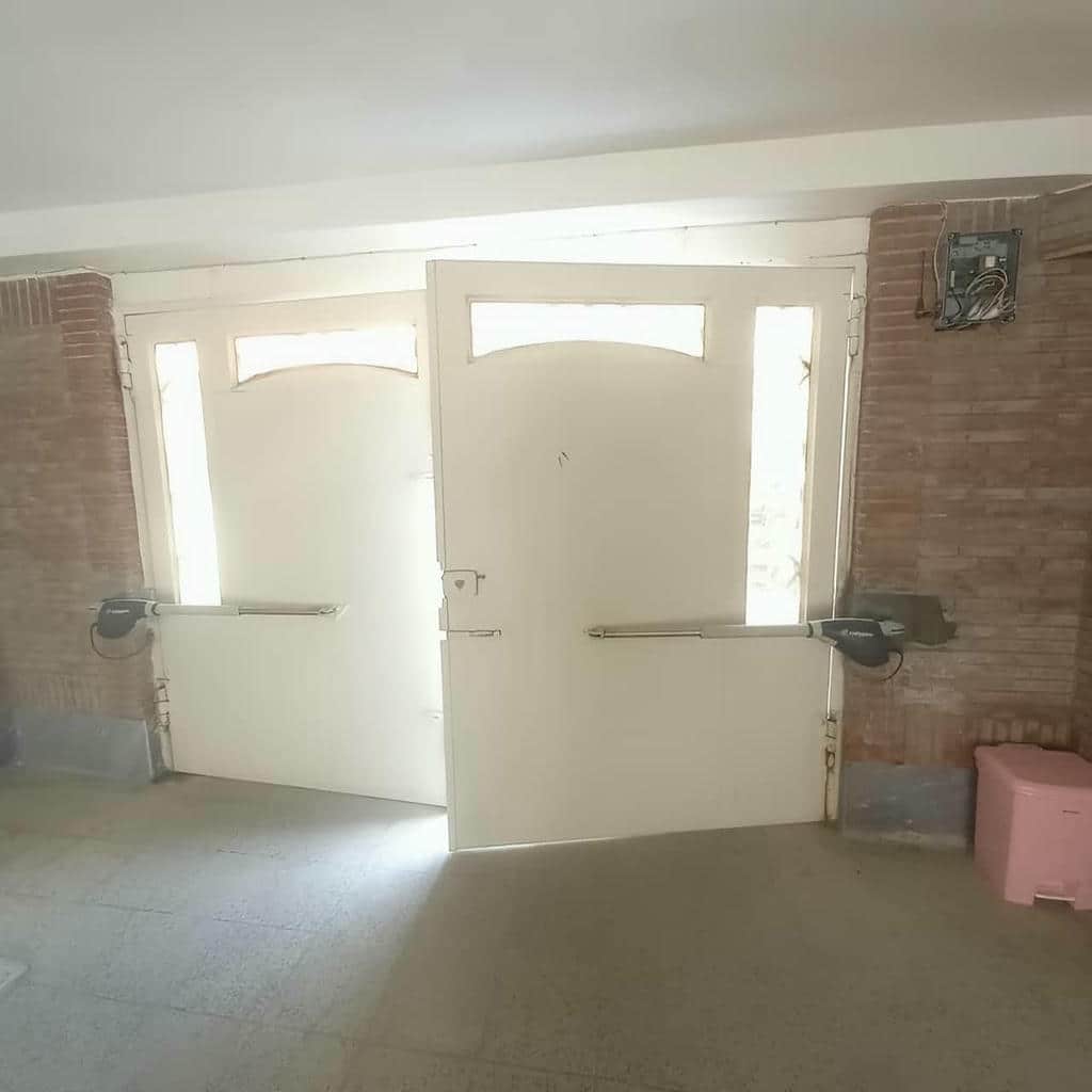 جک درب پارکینگ با سیستم یو پی اس و کابل کشی منظم داخل جعبه کنترل جک درب پارکینگ با سیستم یو پی اس و کابل کشی منظم داخل جعبه کنترل