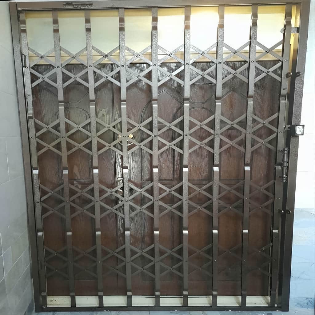 اجرای درب آکاردئونی چهار گل لوزی متناسب با چهارچوب