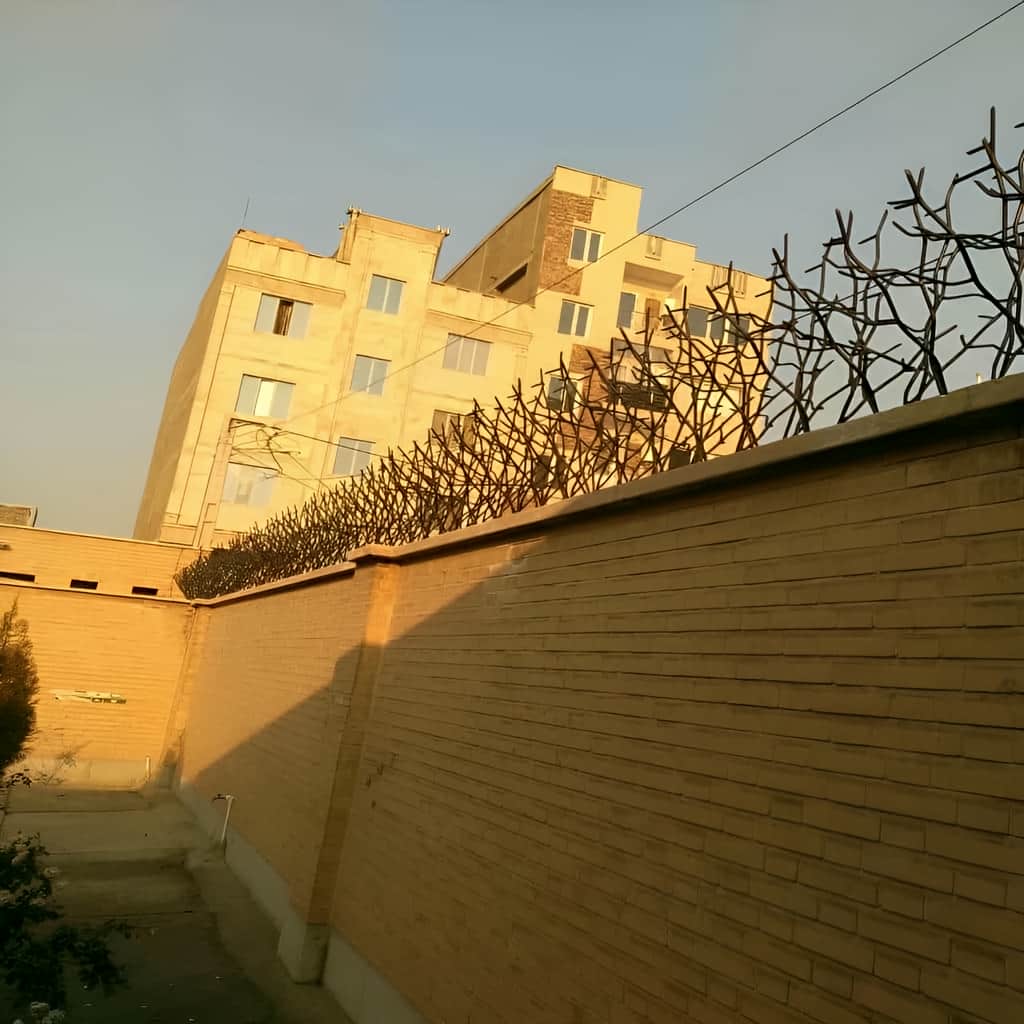 ساخت حفاظ آبشاری هماهنگ با نمای دیوار سنگی