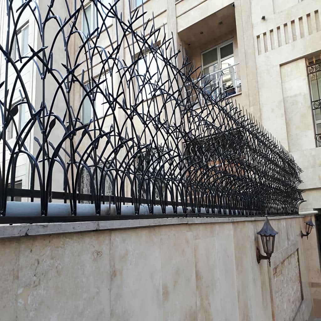 حفاظ آبشاری روی دیوار سنگی برای سفارش مطمئن