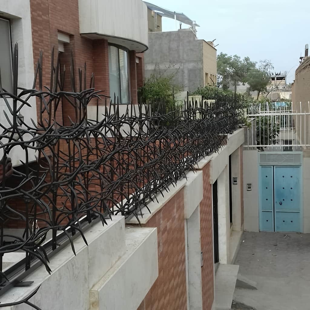 اجرای حفاظ آبشاری روی دیوار سنگی با شاخه‌های پلکانی