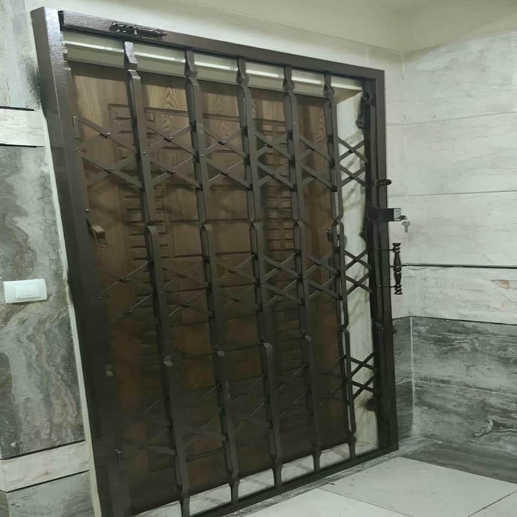 اجرای درب آکاردئونی شیک قفل دار متناسب با فضای ورودی