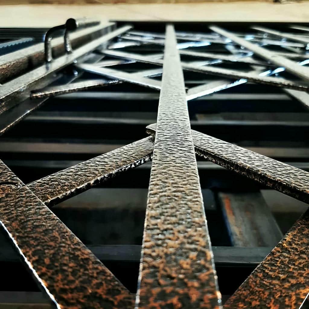 درب آکاردئونی طلایی سلطنتی با ریل روان و ظاهر شاخص
