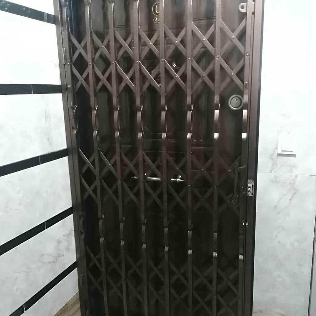 نصب درب ریلی آکاردئونی کم جا با بررسی دقیق چهارچوب