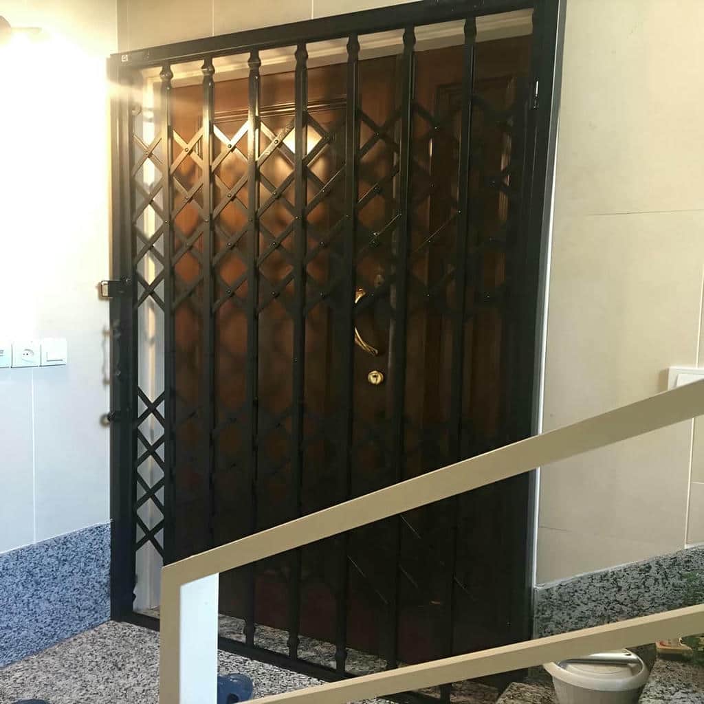 سفارش درب آکاردئونی طرح دار لوزی با قفل تقویتشده