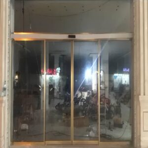 8 نمونه درب اتوماتیک شیشه ای مدرن فریم مشکی