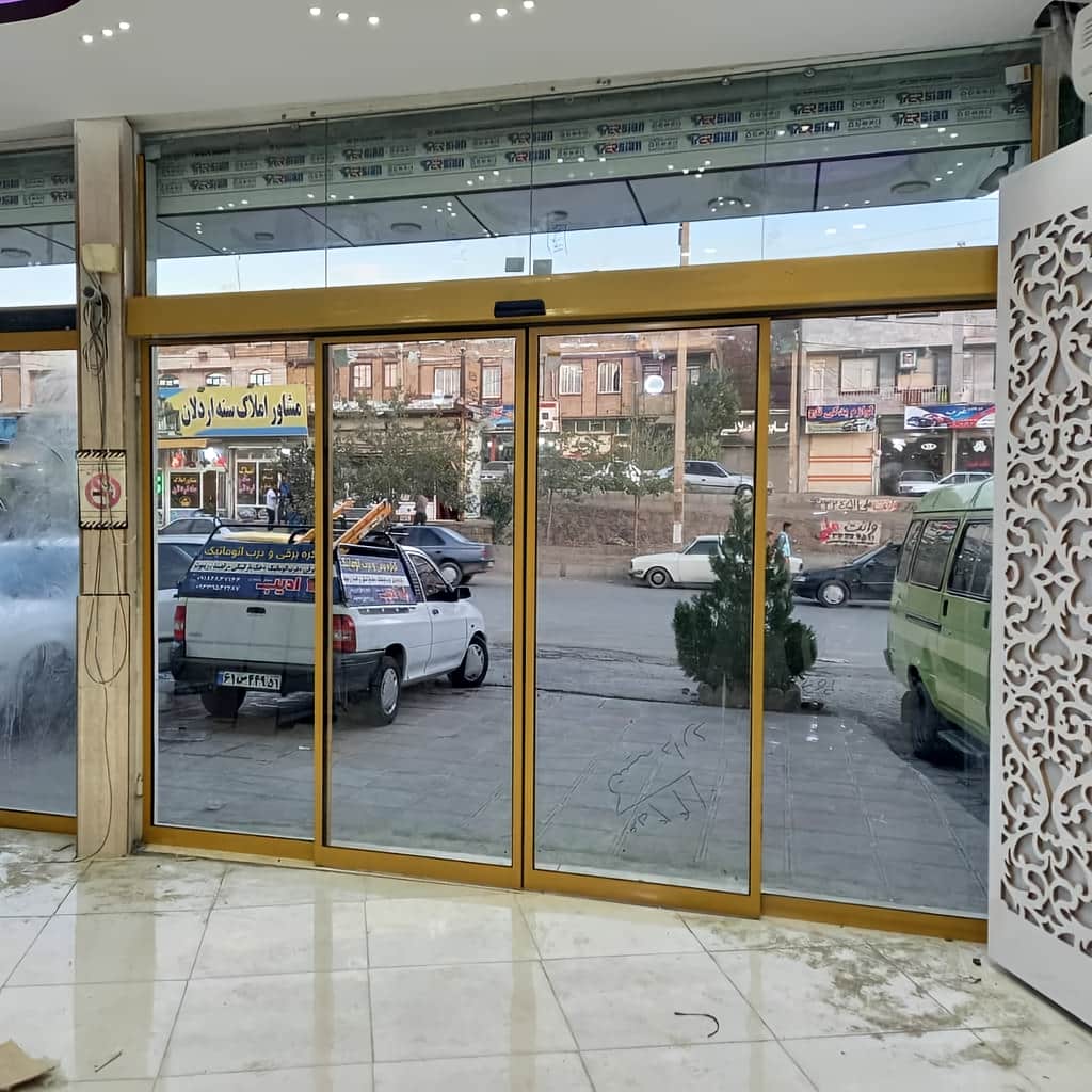 اجرای درب اتوماتیک شیشه ای بانک کنترل ورود با شیشه سکوریت