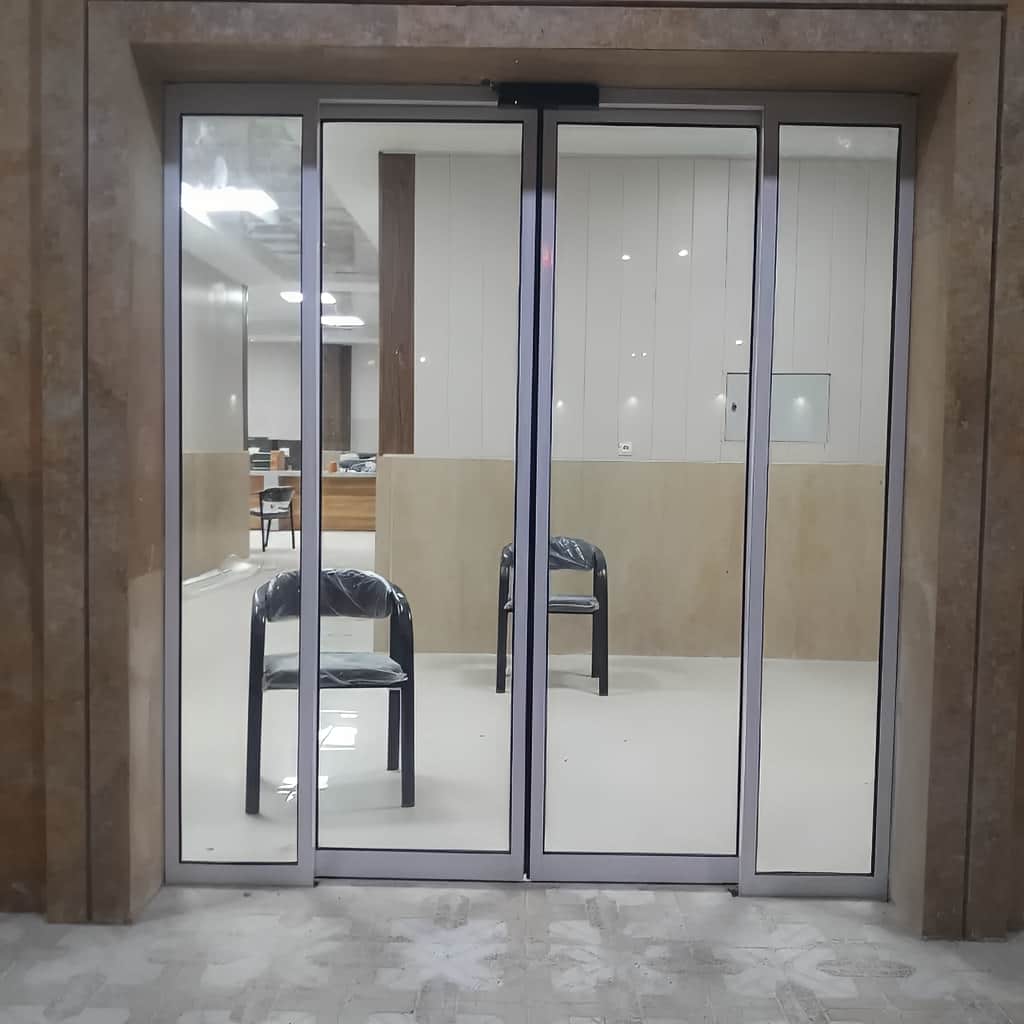 درب اتوماتیک شیشه ای ورودی ساختمان اداری با اپراتور مناسب