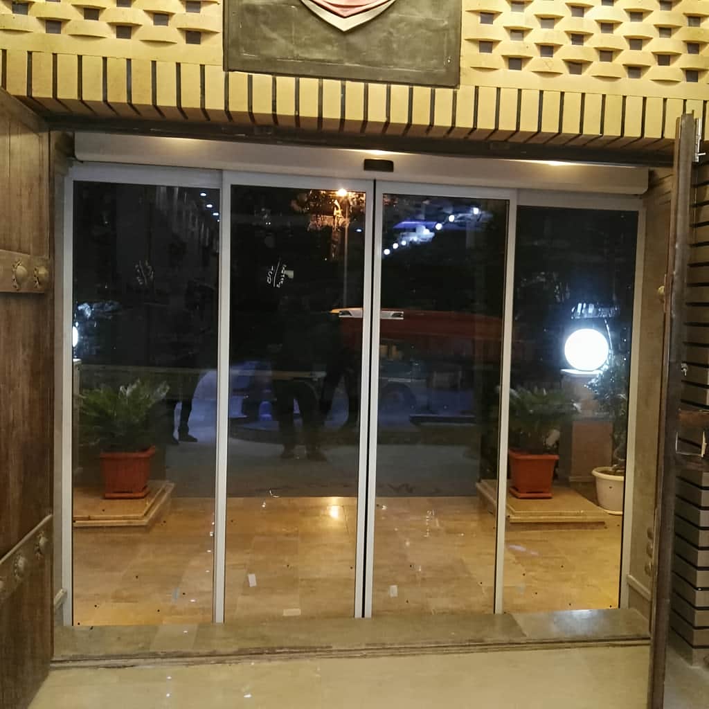 نصب درب اتوماتیک شیشه ای تلسکوپی عرض کم همراه با تست ریل