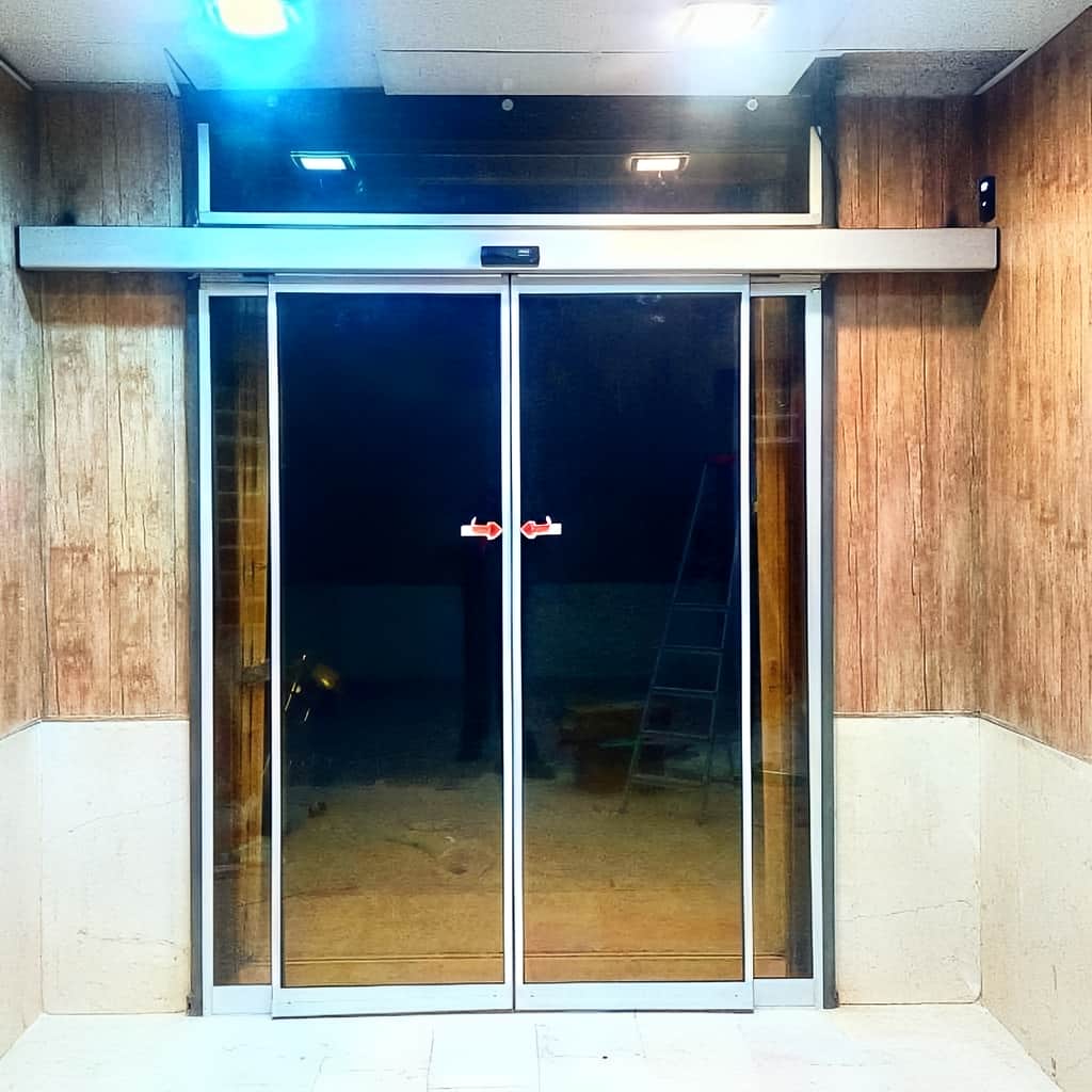 درب اتوماتیک شیشه ای دو لنگه کشویی با اپراتور مناسب