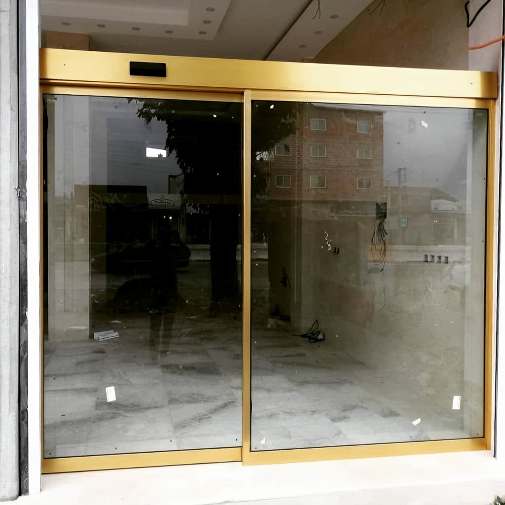 درب اتوماتیک شیشه ای ورودی ساختمان اداری با نصب حرفه‌ای