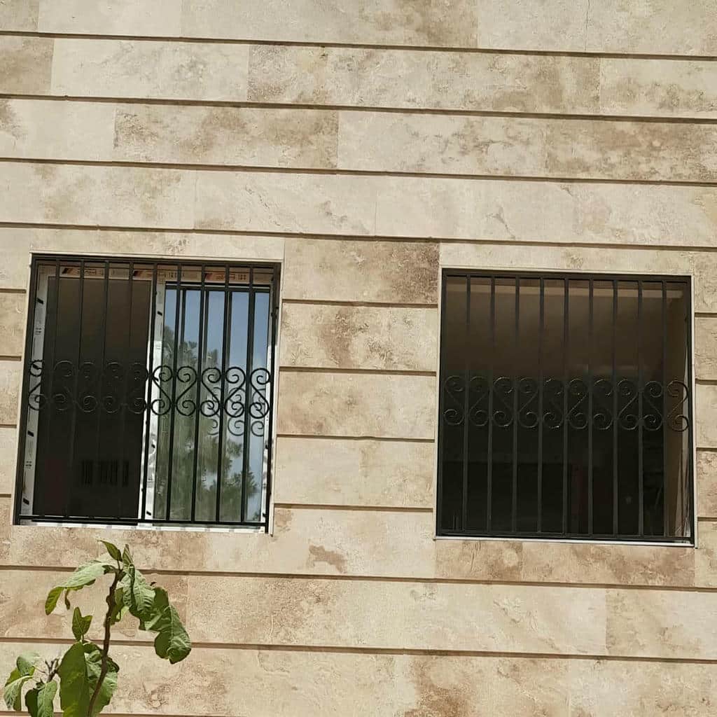 اجرای حفاظ پنجره جای گلدان دار روی نمای ساختمان