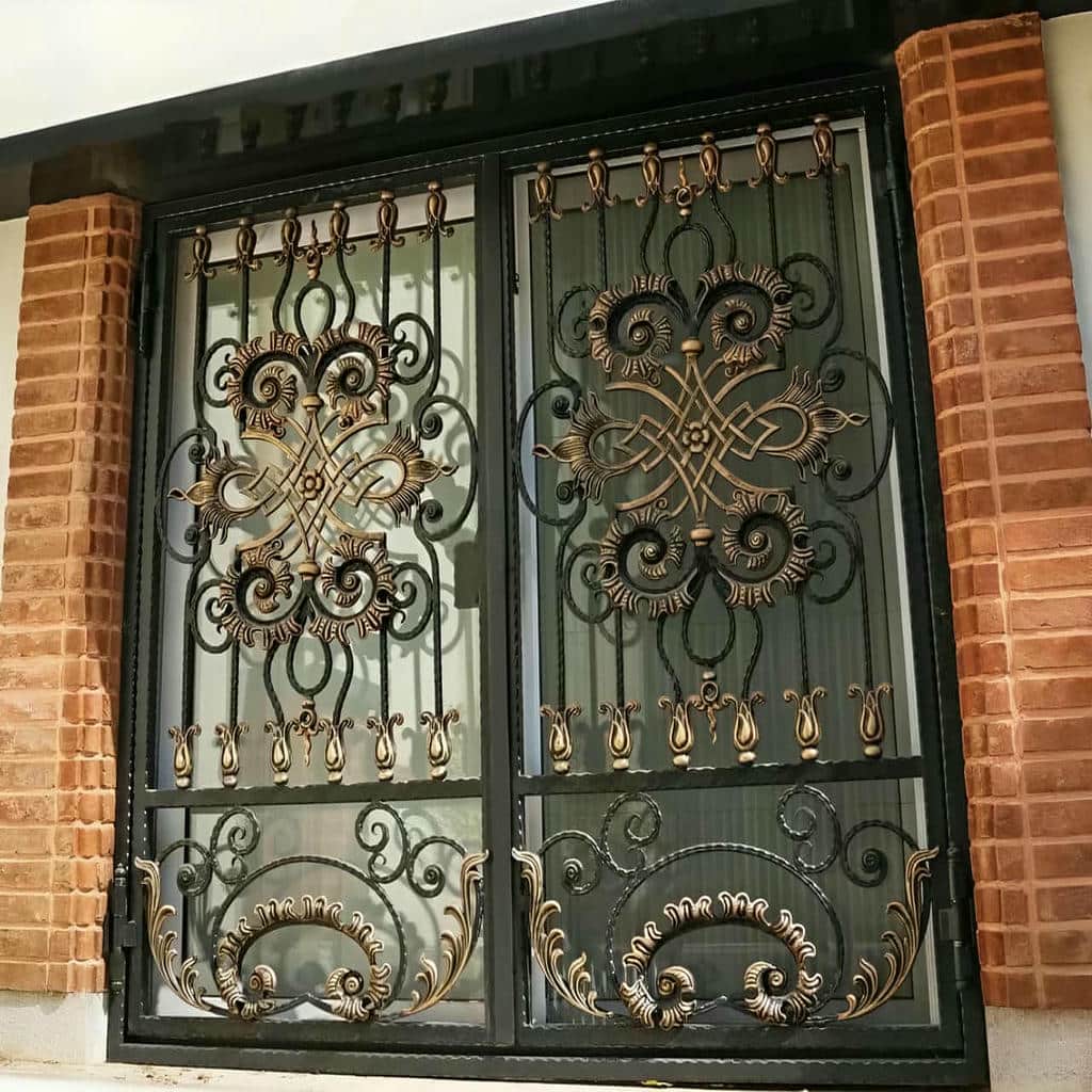 اجرای حفاظ پنجره فرفورژه گل نرده روی نمای کلاسیک