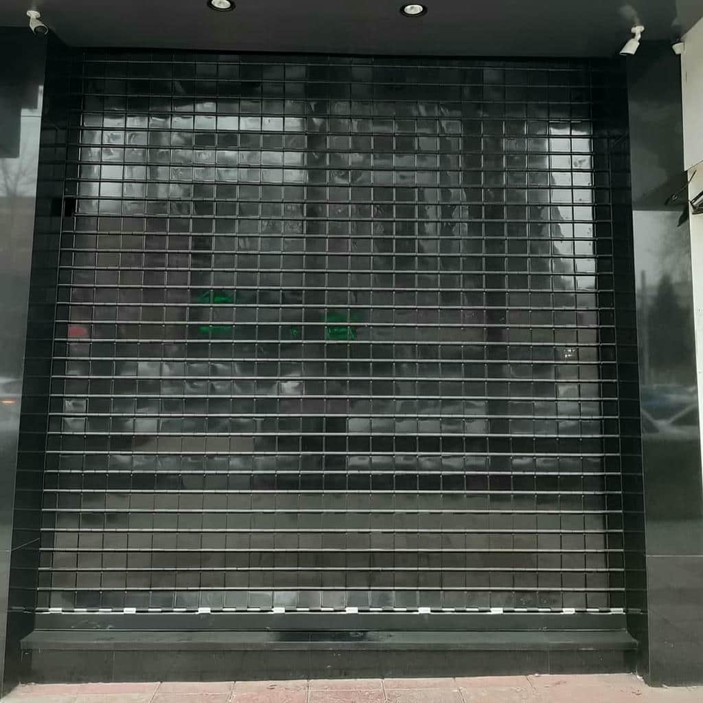 اجرای درب کرکره ای برقی مغازه برای فروشگاه