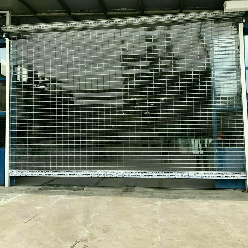 نصب درب کرکره ای برقی مغازه با ریل دقیق