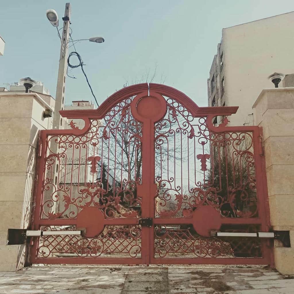 خدمات نصب جک بازویی دو لنگه همراه با چشمی ایمنی و فلاشر