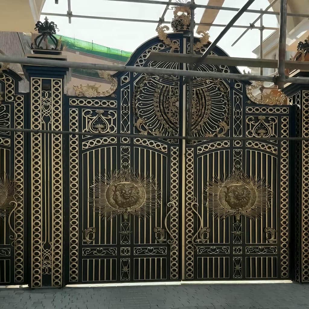 خدمات اجرای درب پارکینگ فلزی دو لنگه برای ورودی ساختمان