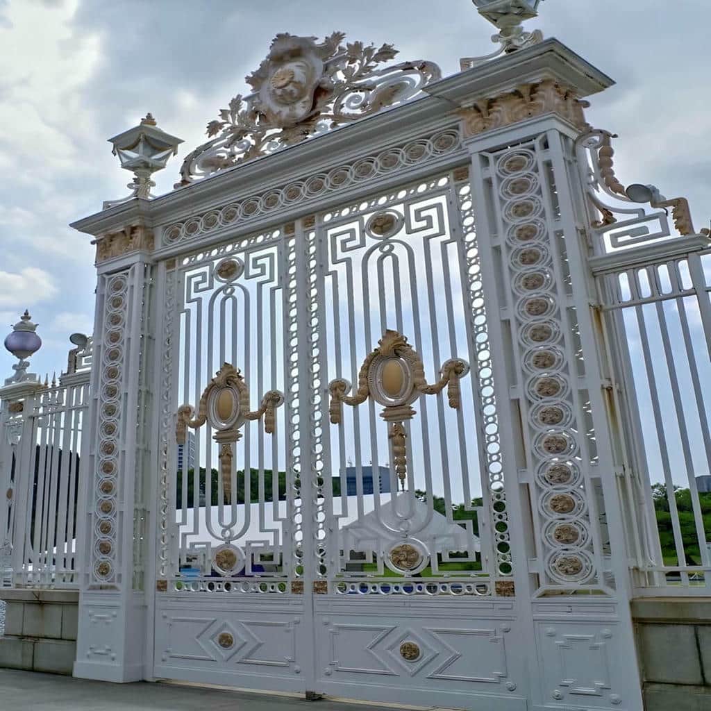 خرید درب پارکینگ طرح چوب ترموود با ظاهر گرم و طبیعی