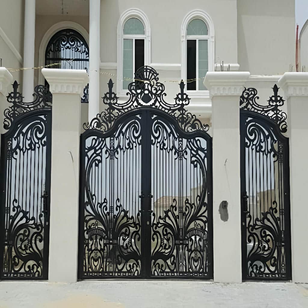 سفارش درب حیاط کتیبه دار با پروفیل آهنی مقاوم