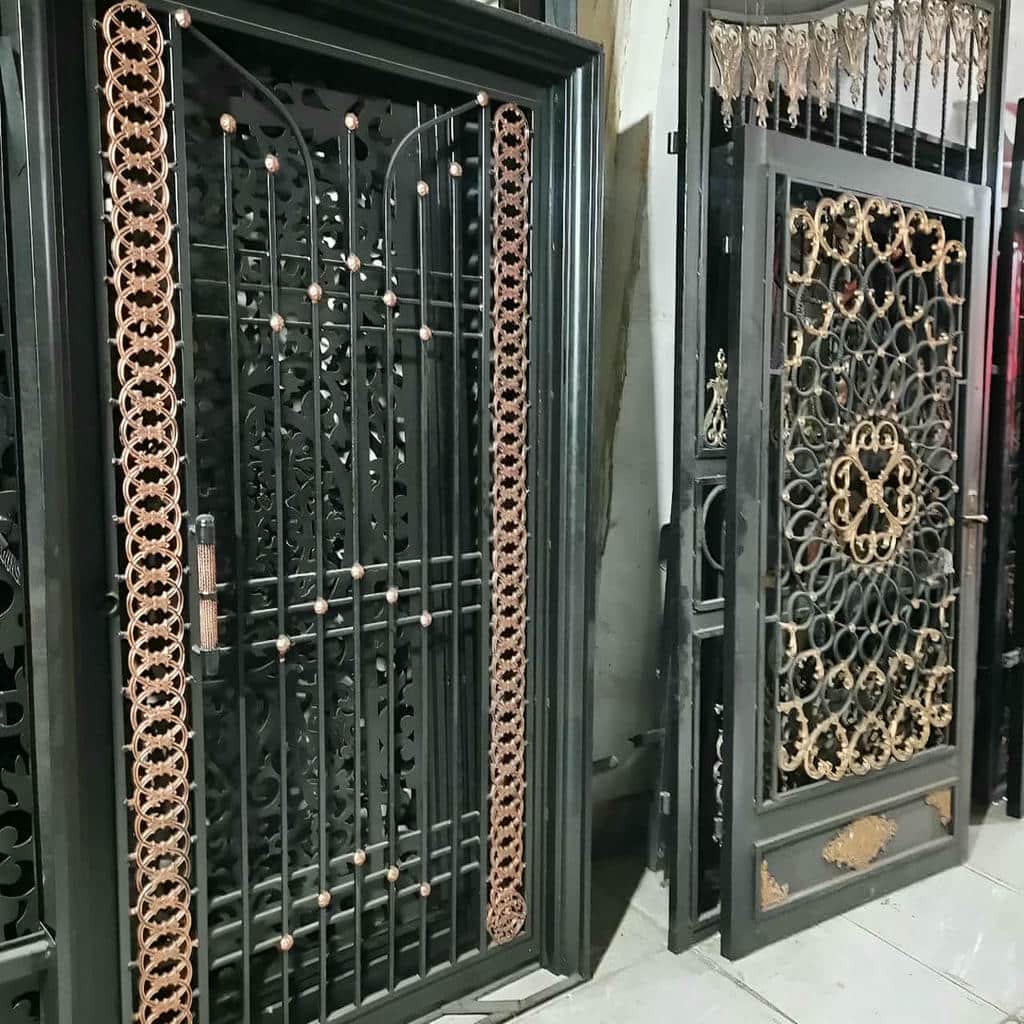 نصب درب پارکینگ کلاسیک کتیبه دار با تراز دقیق چهارچوب