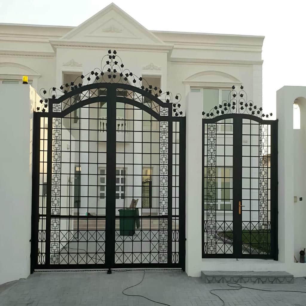 نصب درب پارکینگ فرفورژه نمای رومی با تراز دقیق چهارچوب