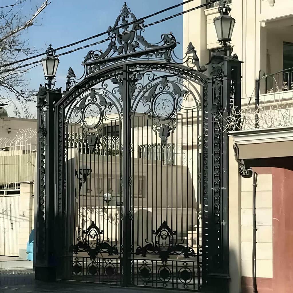 سفارش درب حیاط نمای آجری با پروفیل آهنی مقاوم
